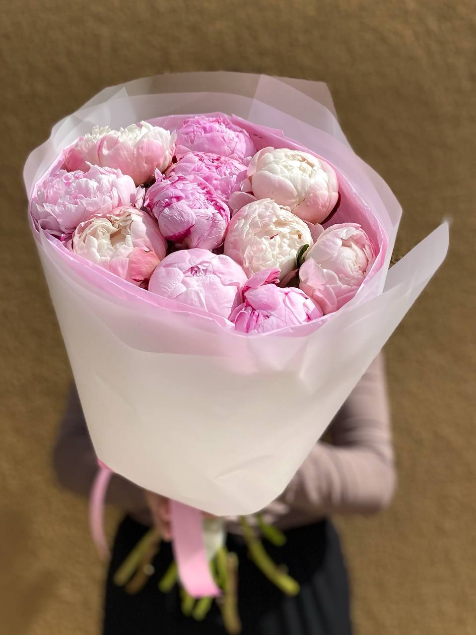 11 нежных пионов в упаковке — фото 2