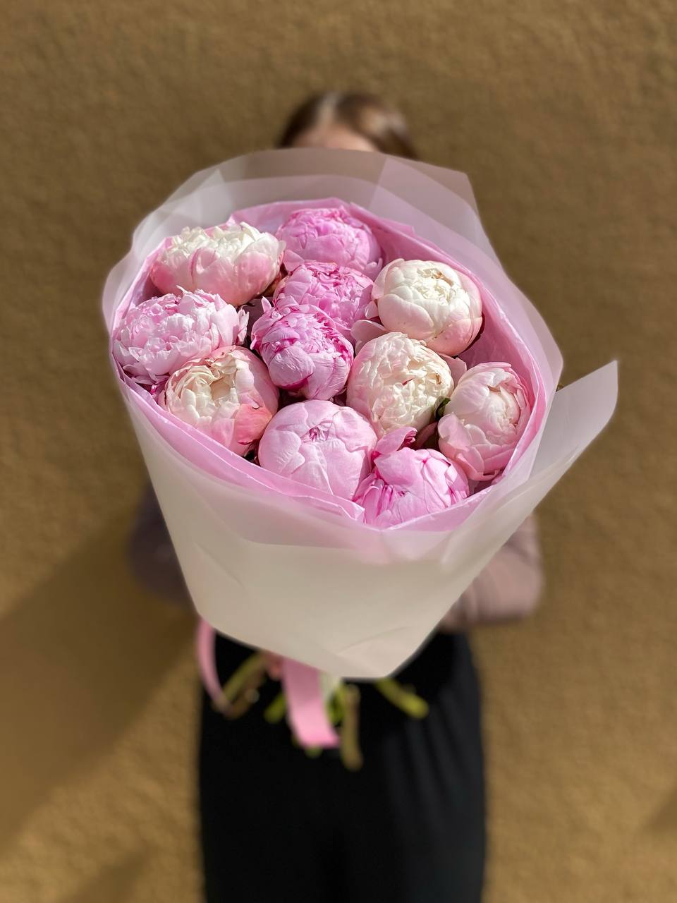 11 нежных пионов в упаковке