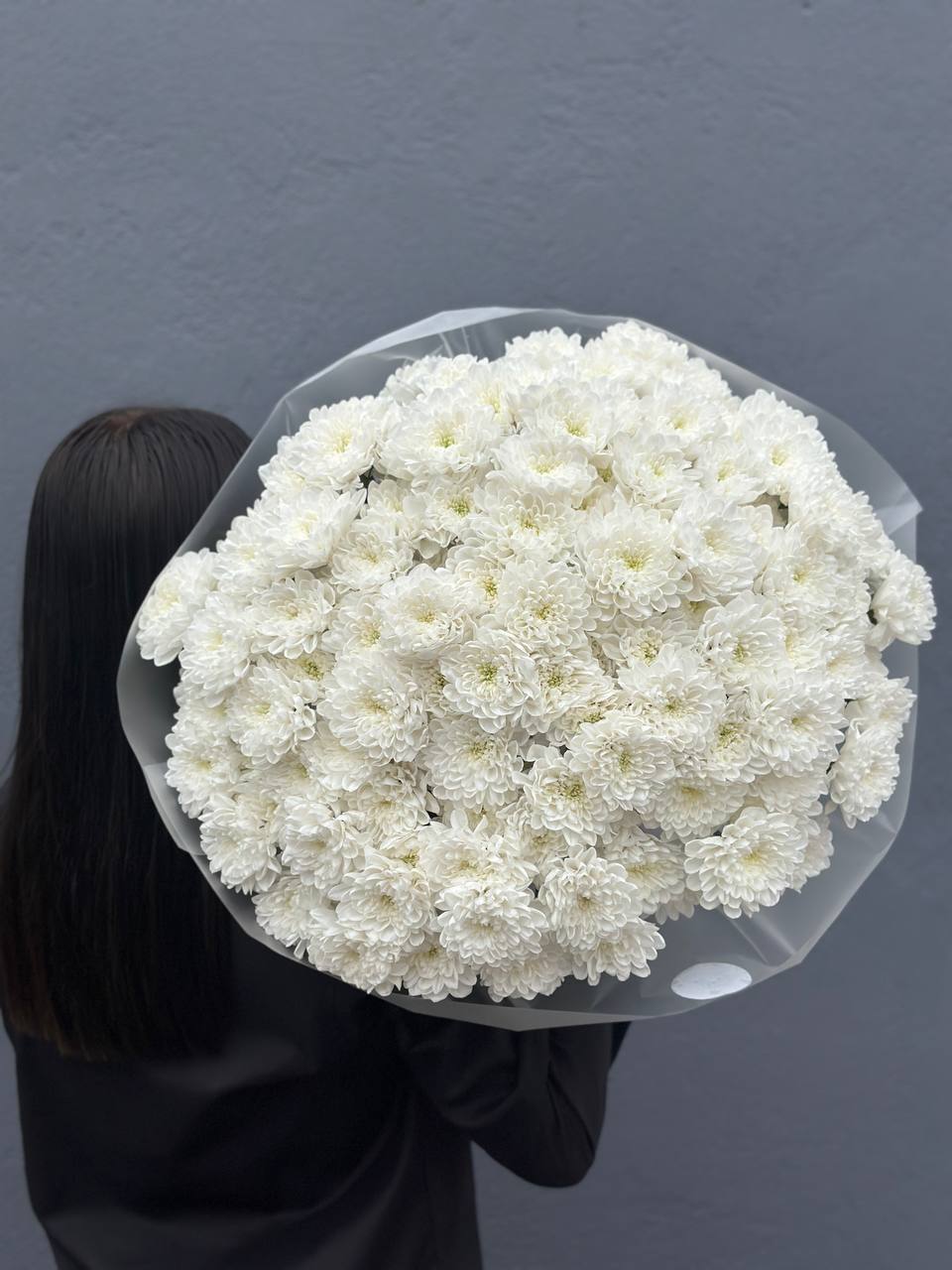 Букет белых хризантем, 25шт в оформлении