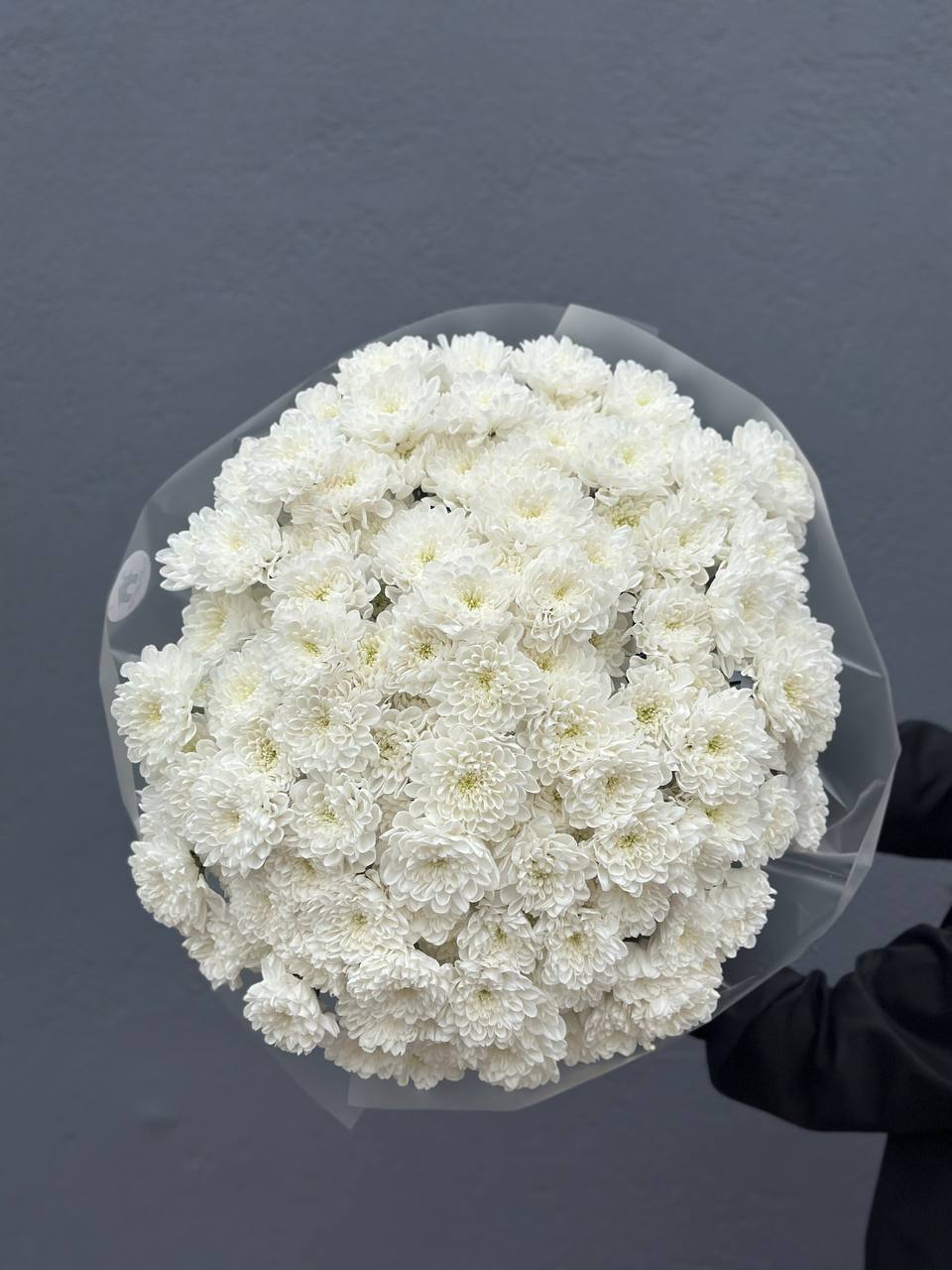 Букет белых хризантем, 25шт в оформлении