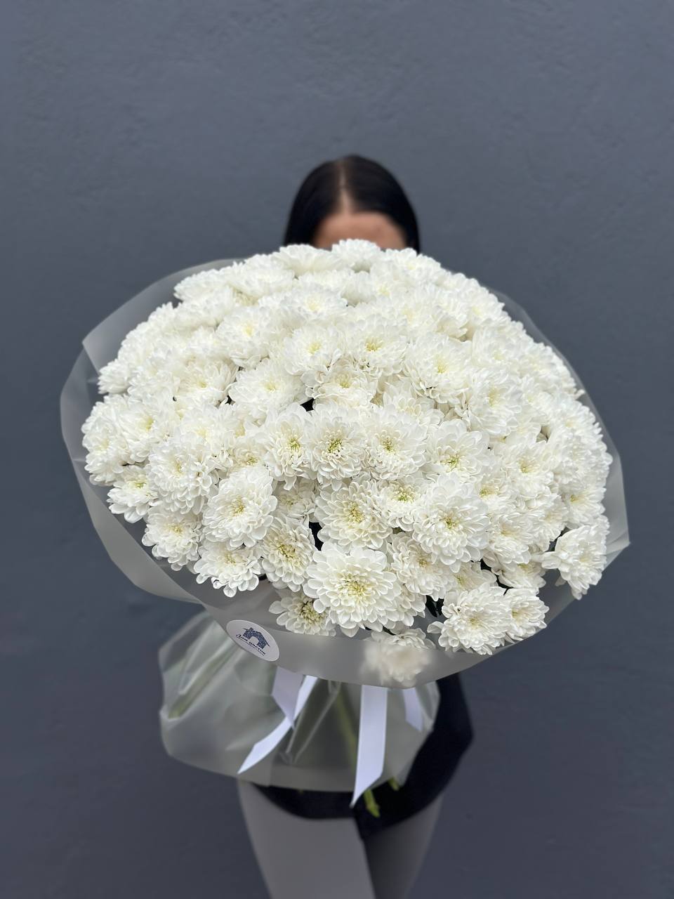 Букет белых хризантем, 25шт в оформлении