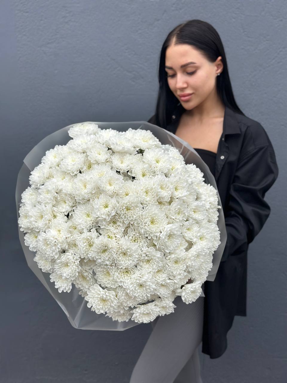 Букет белых хризантем, 25шт в оформлении