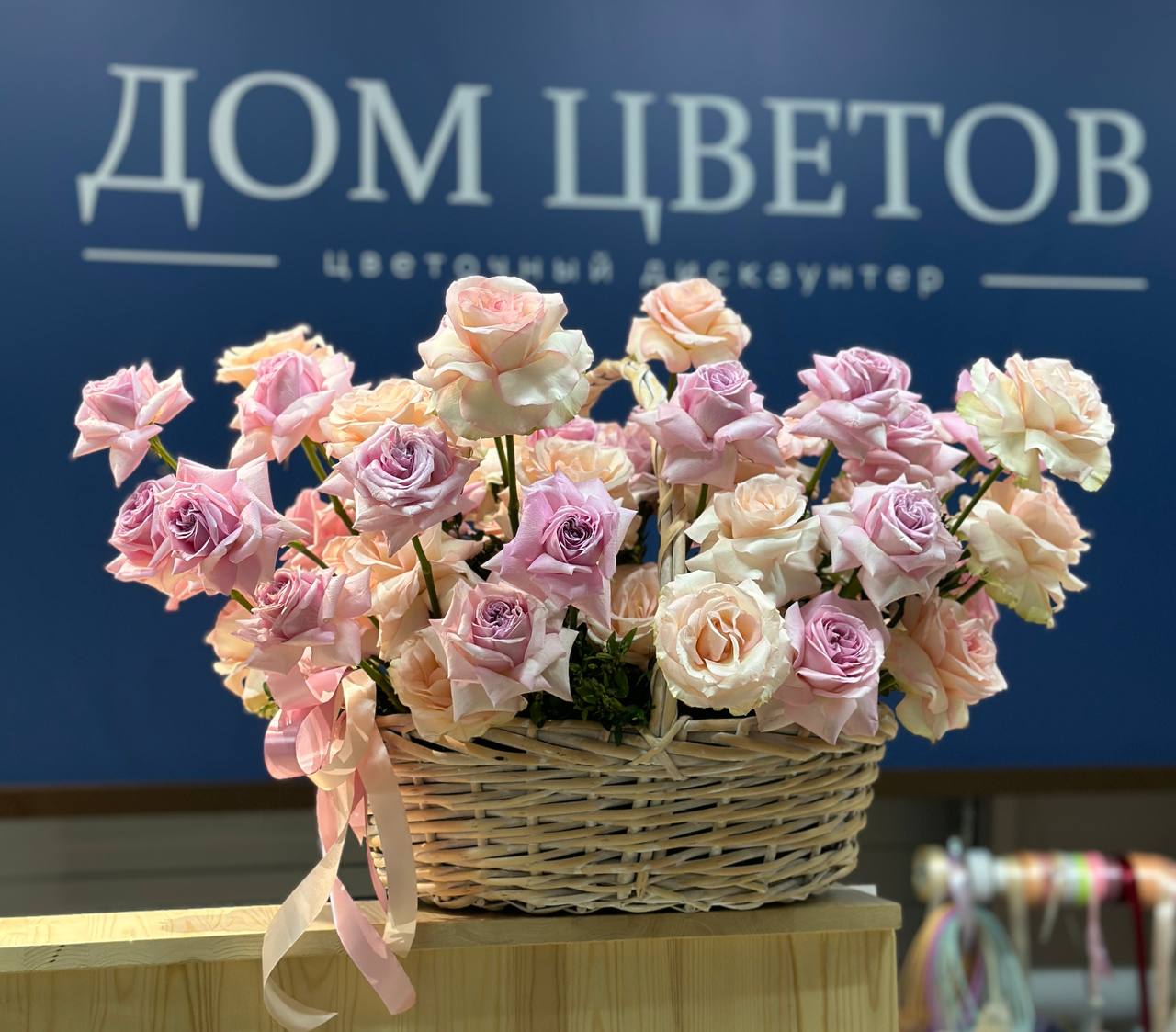 букет розовых роз в корзине,55шт французская роза