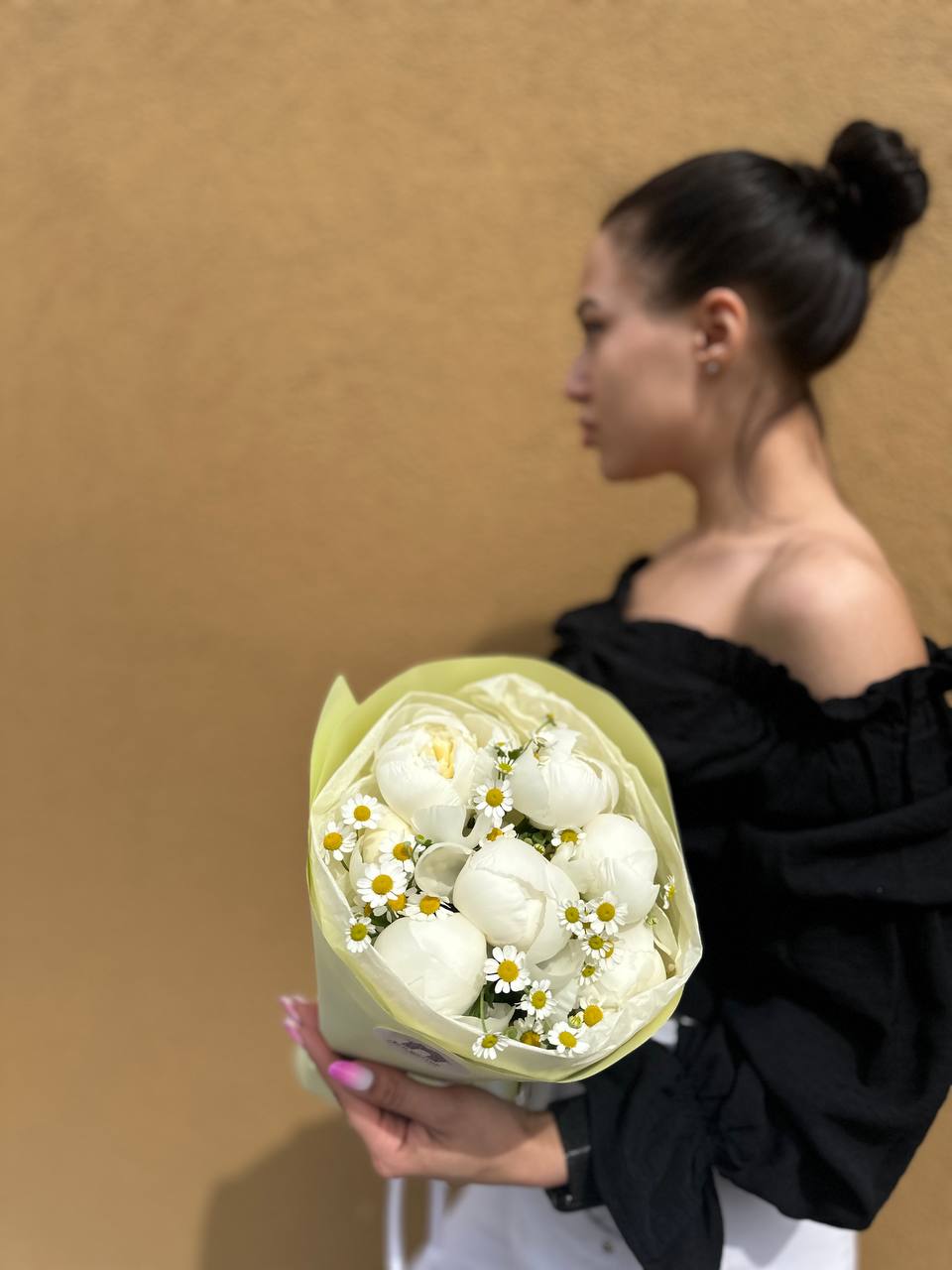 7 пионов Дюшес с матрикарией