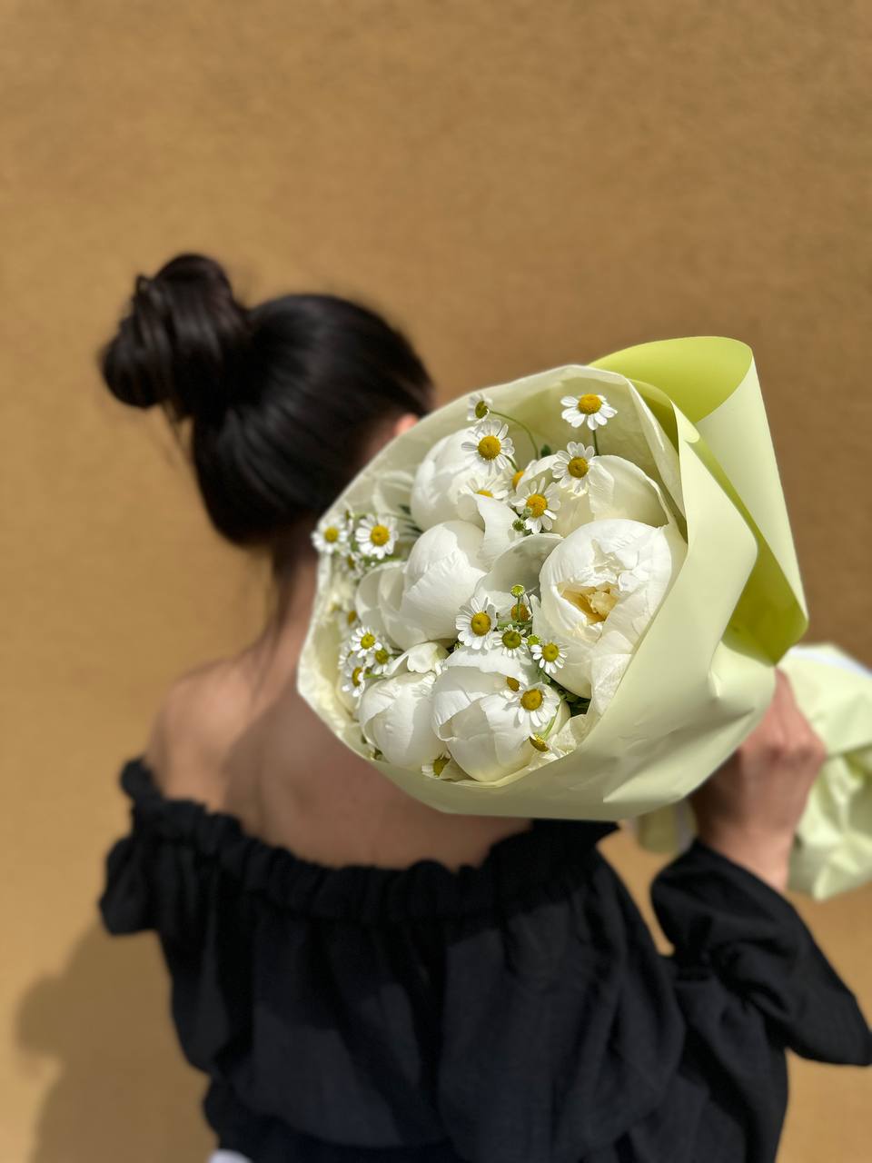 7 пионов Дюшес с матрикарией