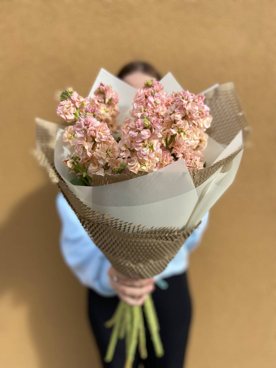 Букет из 9 персиковых маттиол