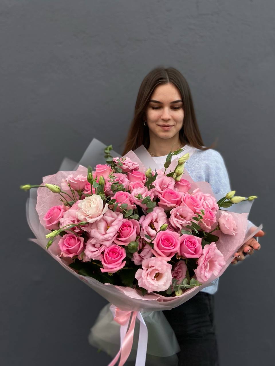 Авторский букет: эустома с розами, с добавлением эвкалипта, розовый микс