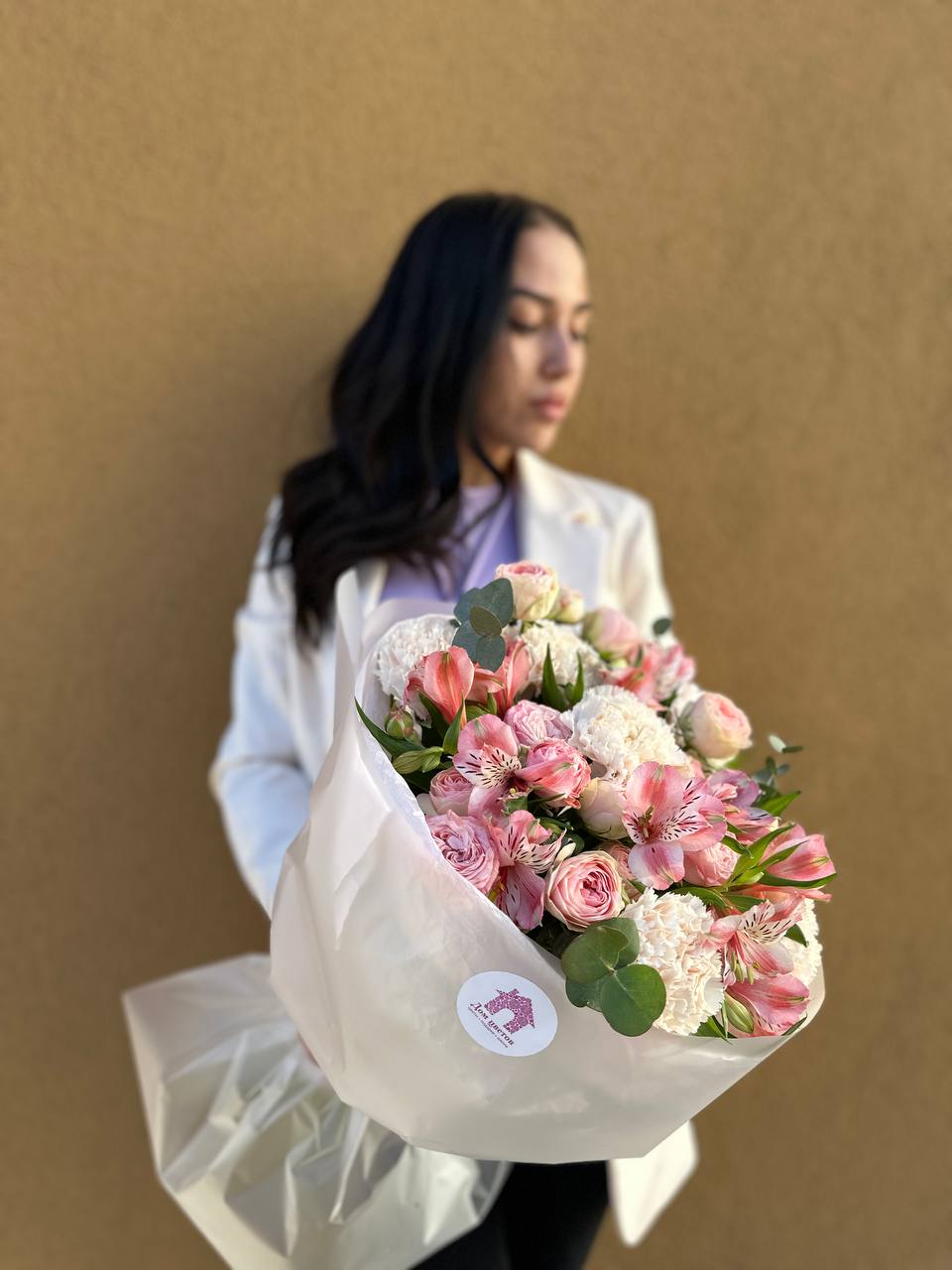 Авторский букет из альстромерии, нежных диантусов и кустовой розы