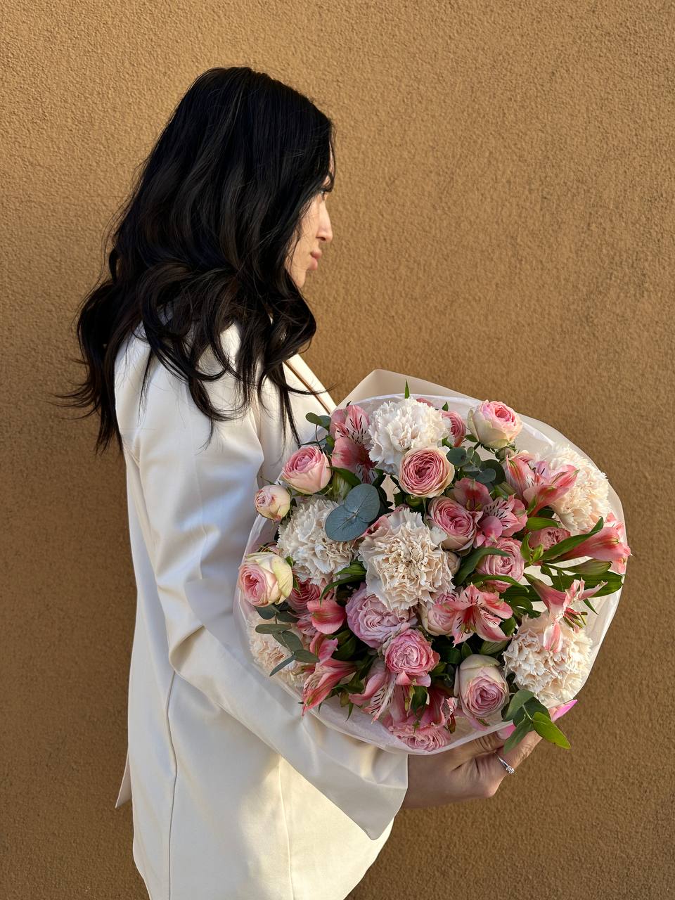 Авторский букет из альстромерии, нежных диантусов и кустовой розы — фото 2