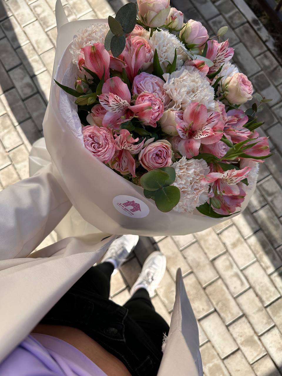 Авторский букет из альстромерии, нежных диантусов и кустовой розы
