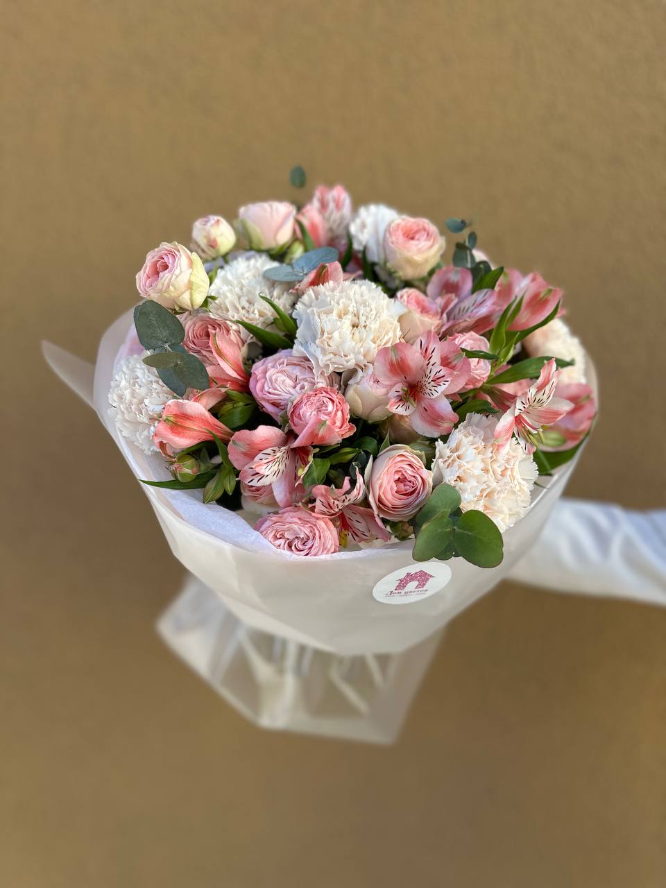 Авторский букет из альстромерии, нежных диантусов и кустовой розы