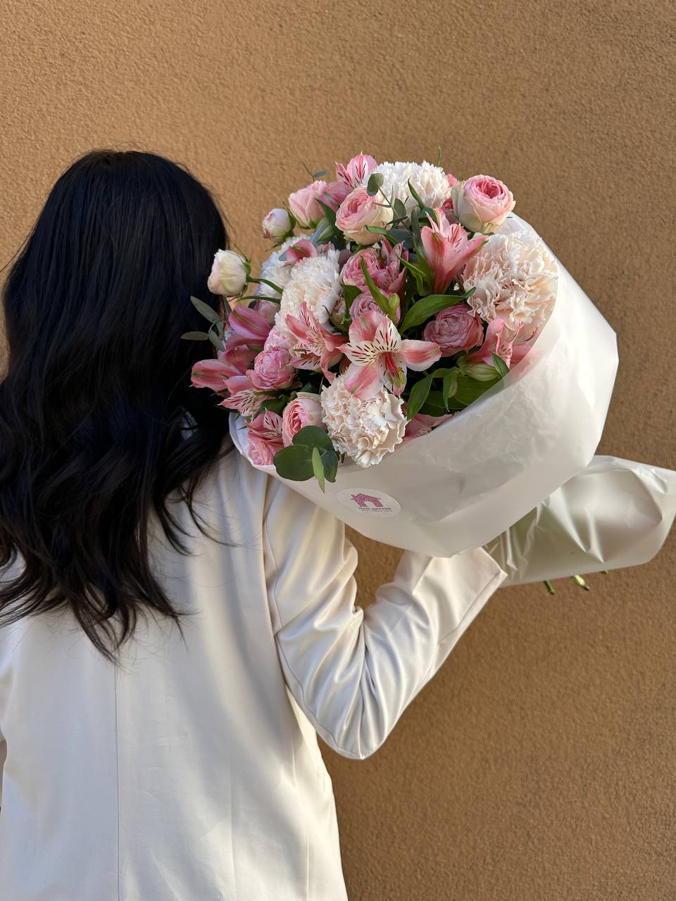 Авторский букет из альстромерии, нежных диантусов и кустовой розы