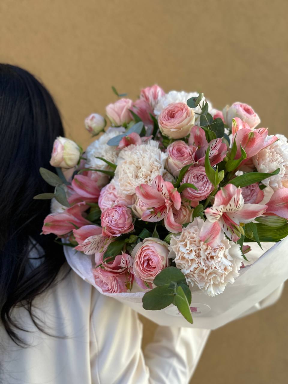 Авторский букет из альстромерии, нежных диантусов и кустовой розы