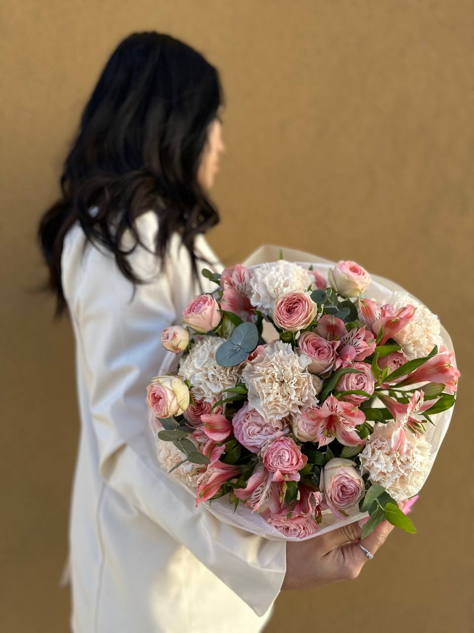 Авторский букет из альстромерии, нежных диантусов и кустовой розы