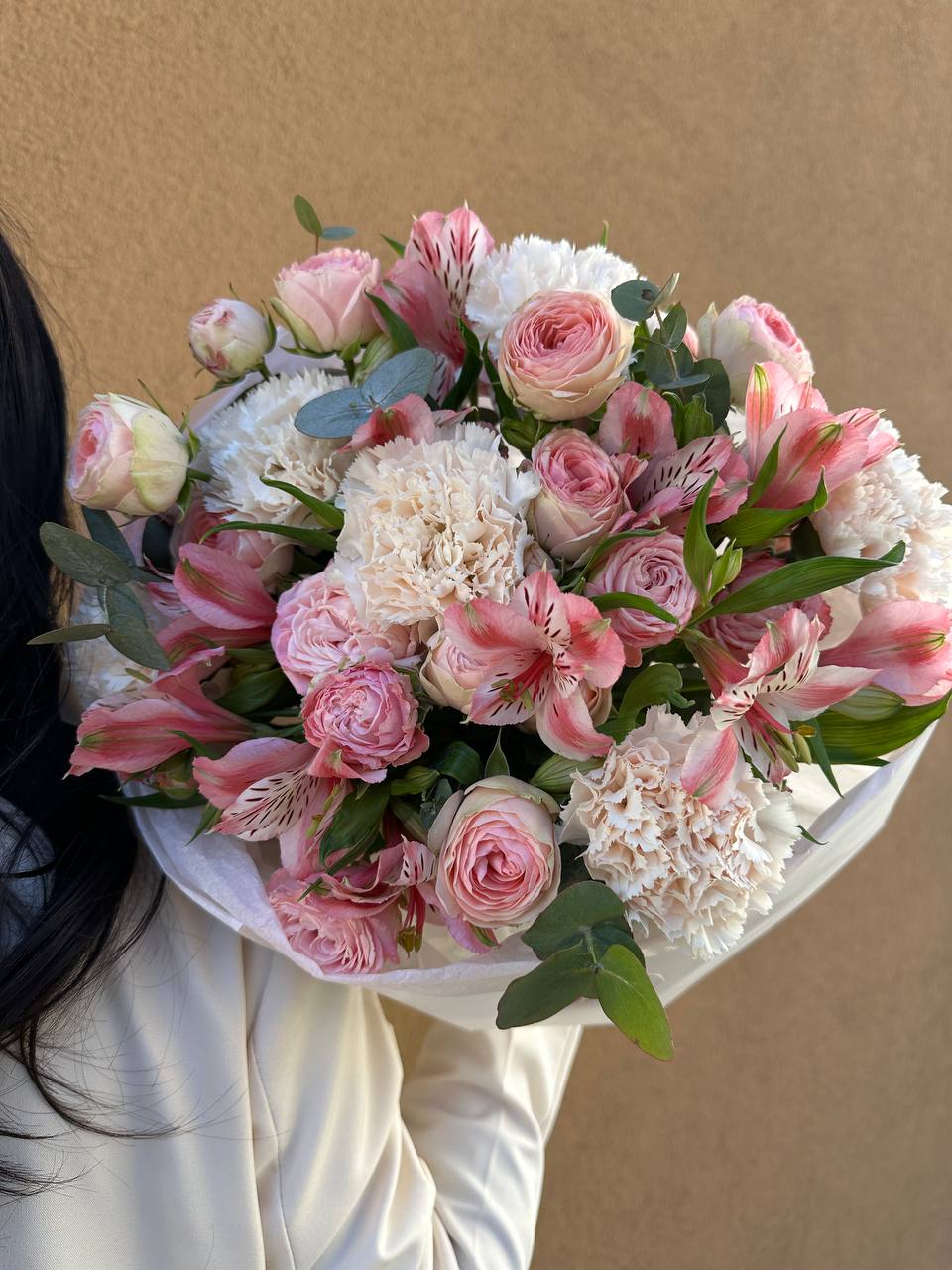 Авторский букет из альстромерии, нежных диантусов и кустовой розы