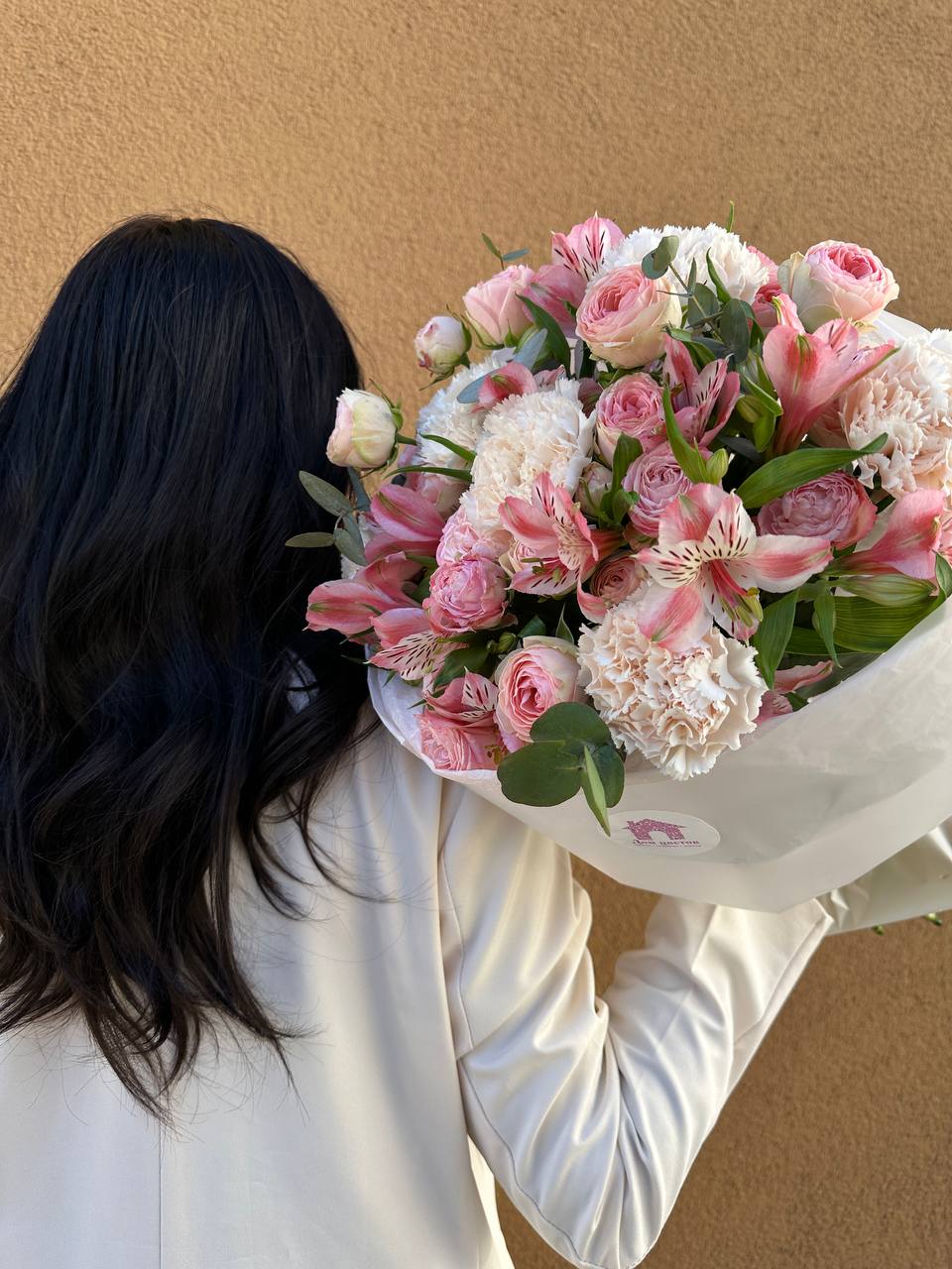 Авторский букет из альстромерии, нежных диантусов и кустовой розы