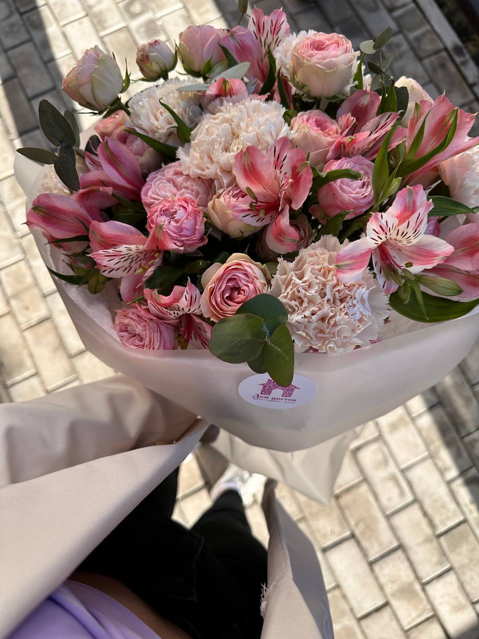 Авторский букет из альстромерии, нежных диантусов и кустовой розы — фото 10