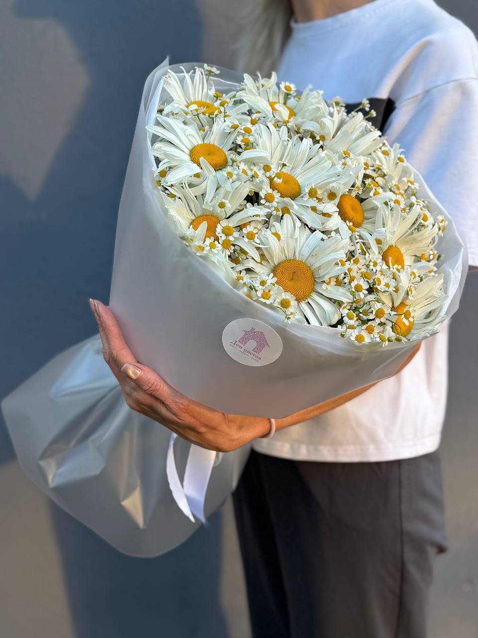 Авторский букет из 11 ромашек — фото 6