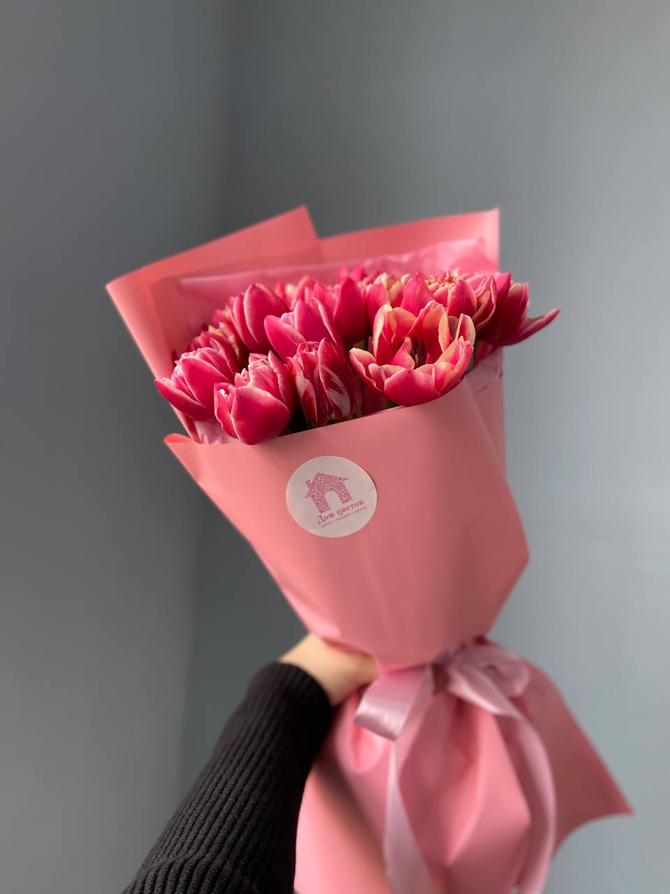 Букет из 7 пионовидных тюльпанов в оформлении — фото 1