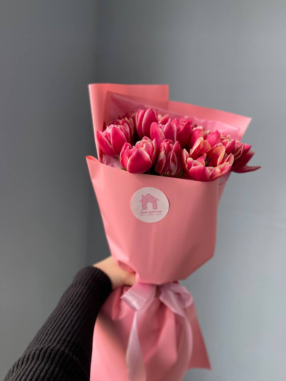 Букет из 7 пионовидных тюльпанов в оформлении — фото 2