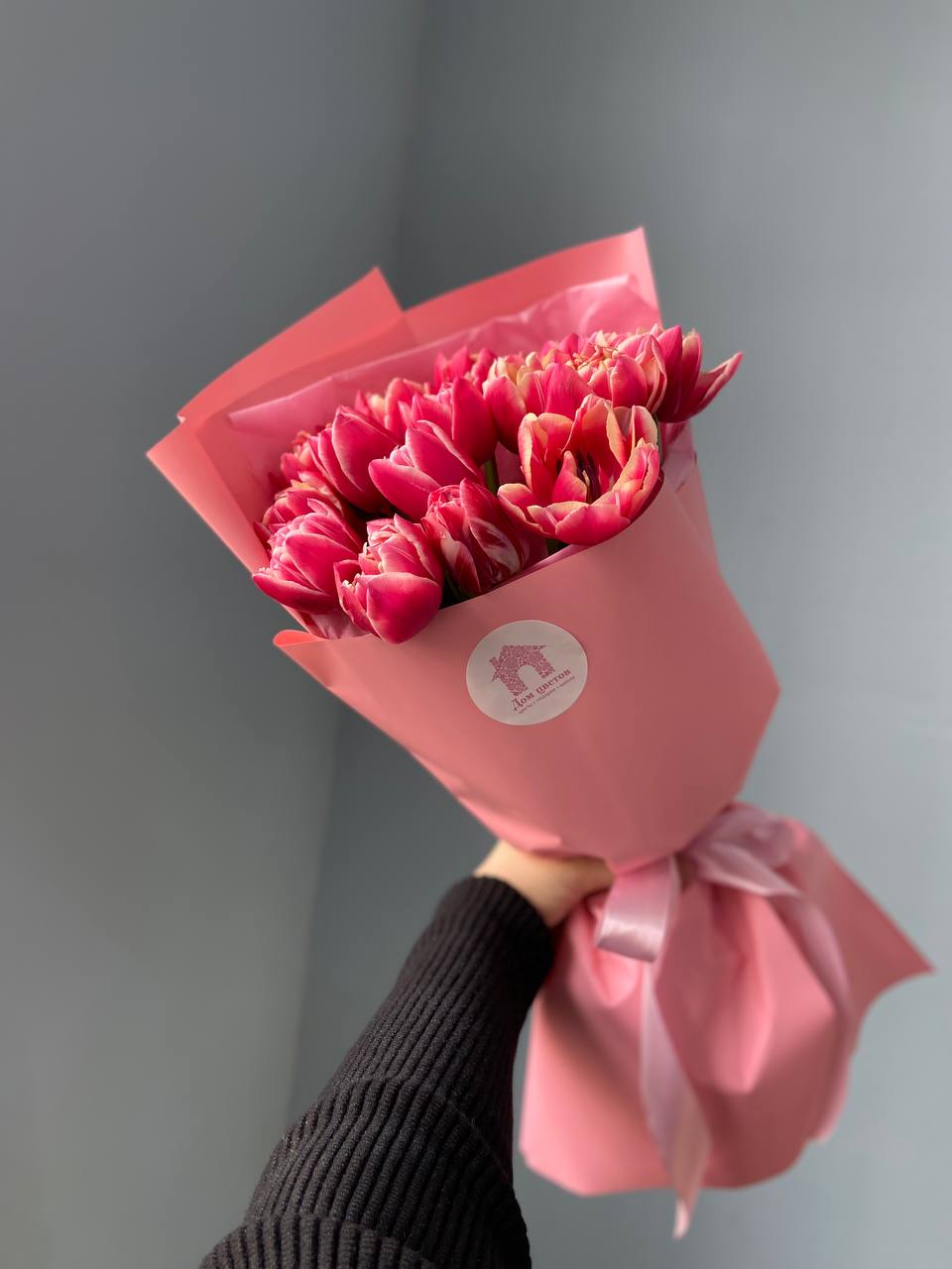 Букет из 7 пионовидных тюльпанов в оформлении