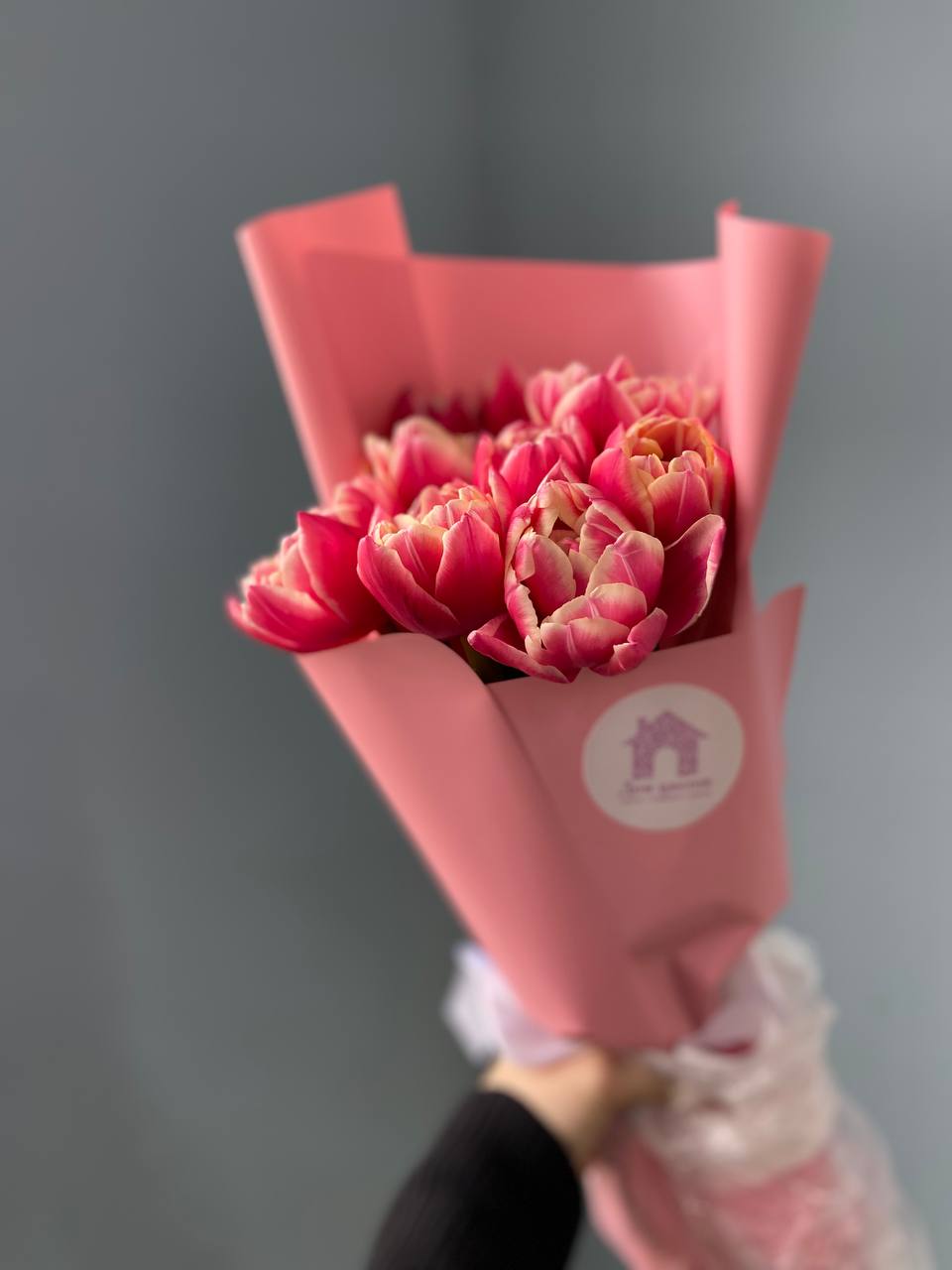 Букет из 7 пионовидных тюльпанов в оформлении