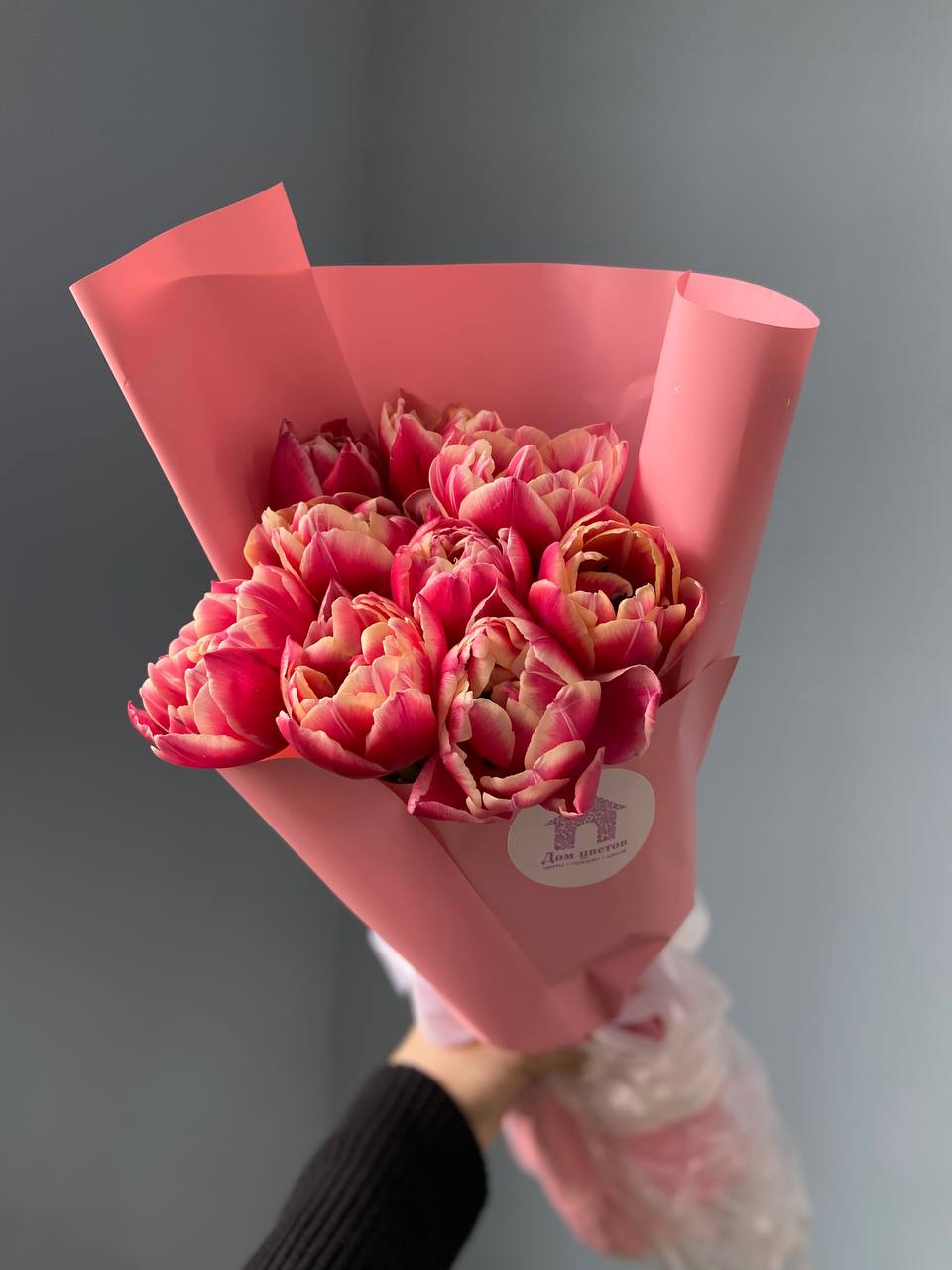 Букет из 7 пионовидных тюльпанов в оформлении — фото 5