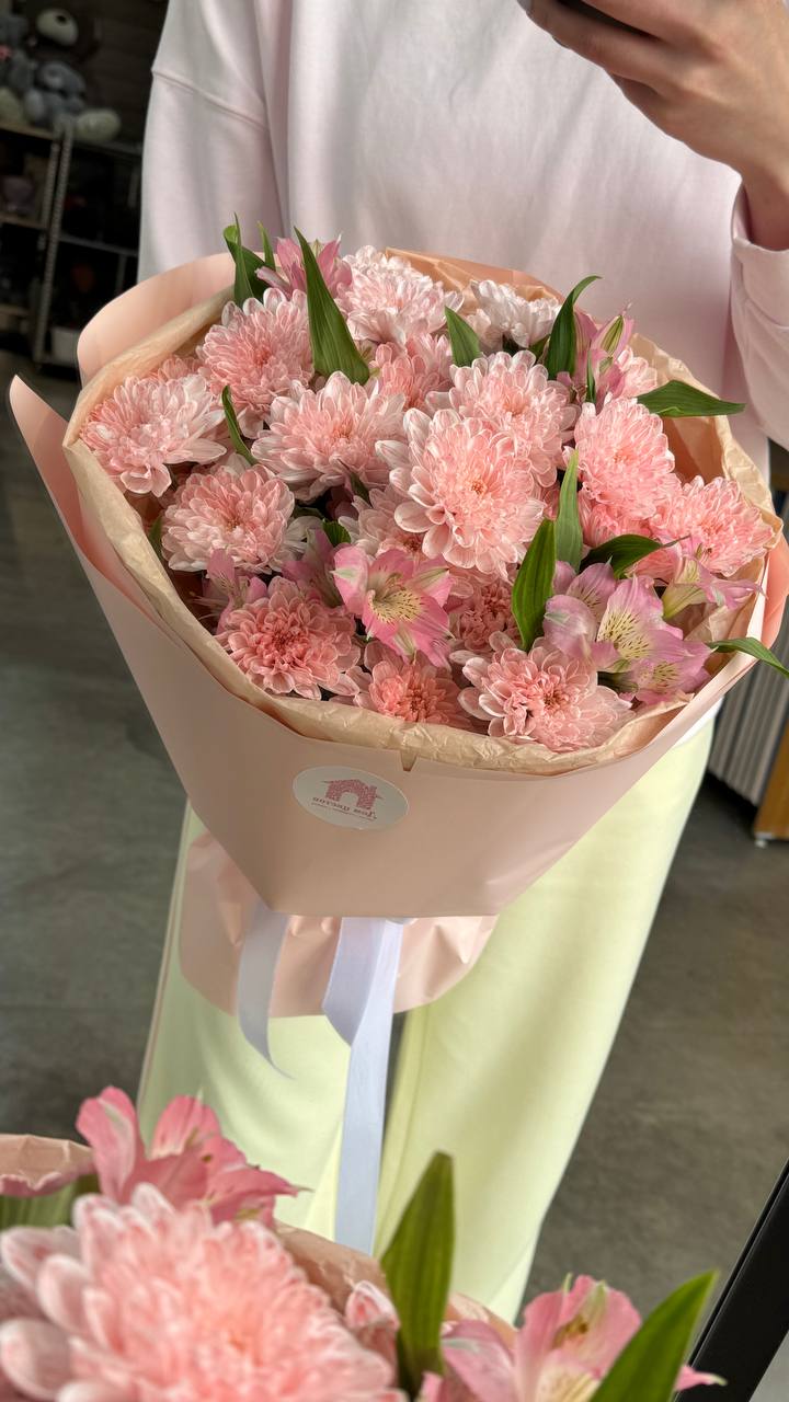 Букет с хризантемой и альстромерией