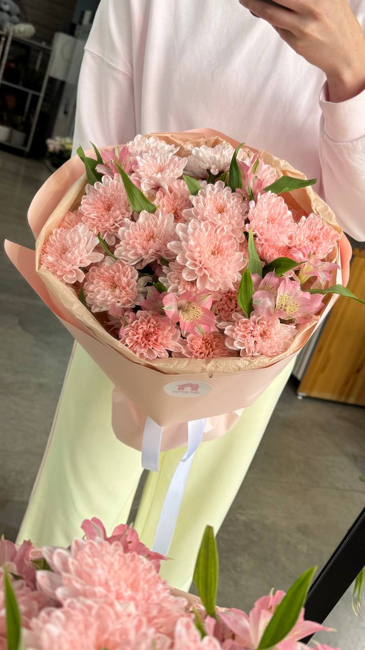 Букет с хризантемой и альстромерией — фото 2