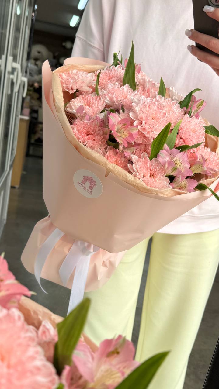 Букет с хризантемой и альстромерией