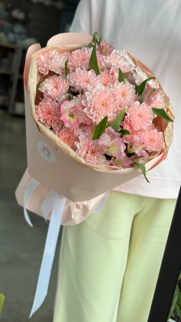 Букет с хризантемой и альстромерией