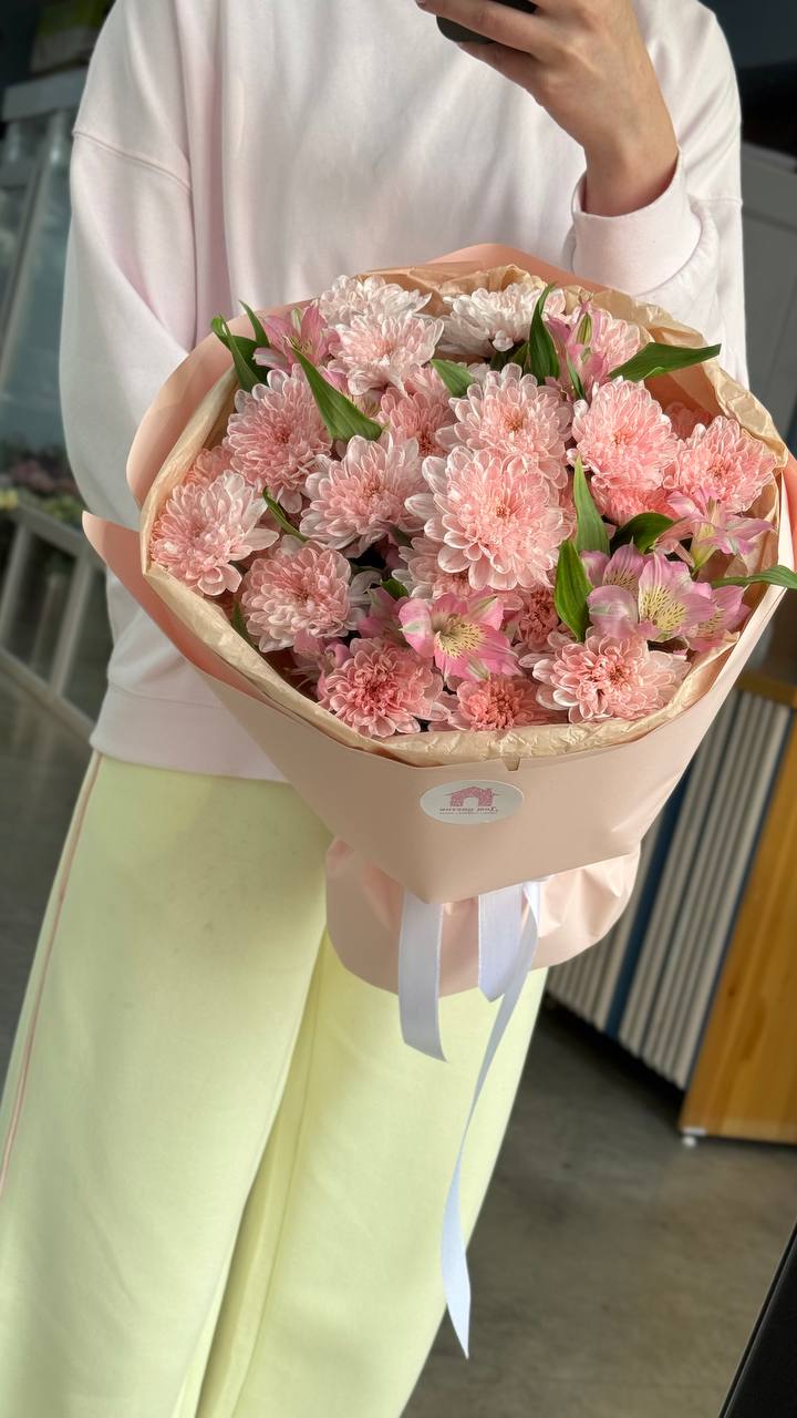 Букет с хризантемой и альстромерией — фото 5