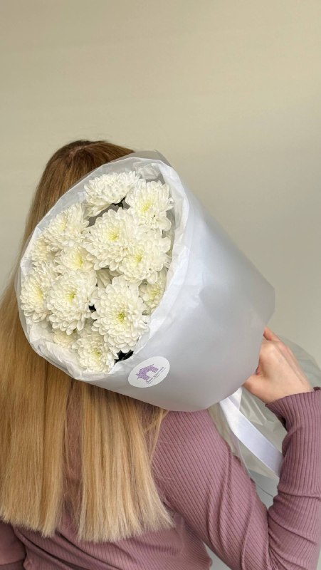 Букет из 3 белых кустовых хризантем
