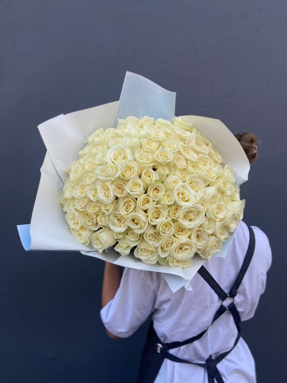 Букет из 101 белой розы Танзании 50 см в оформлении