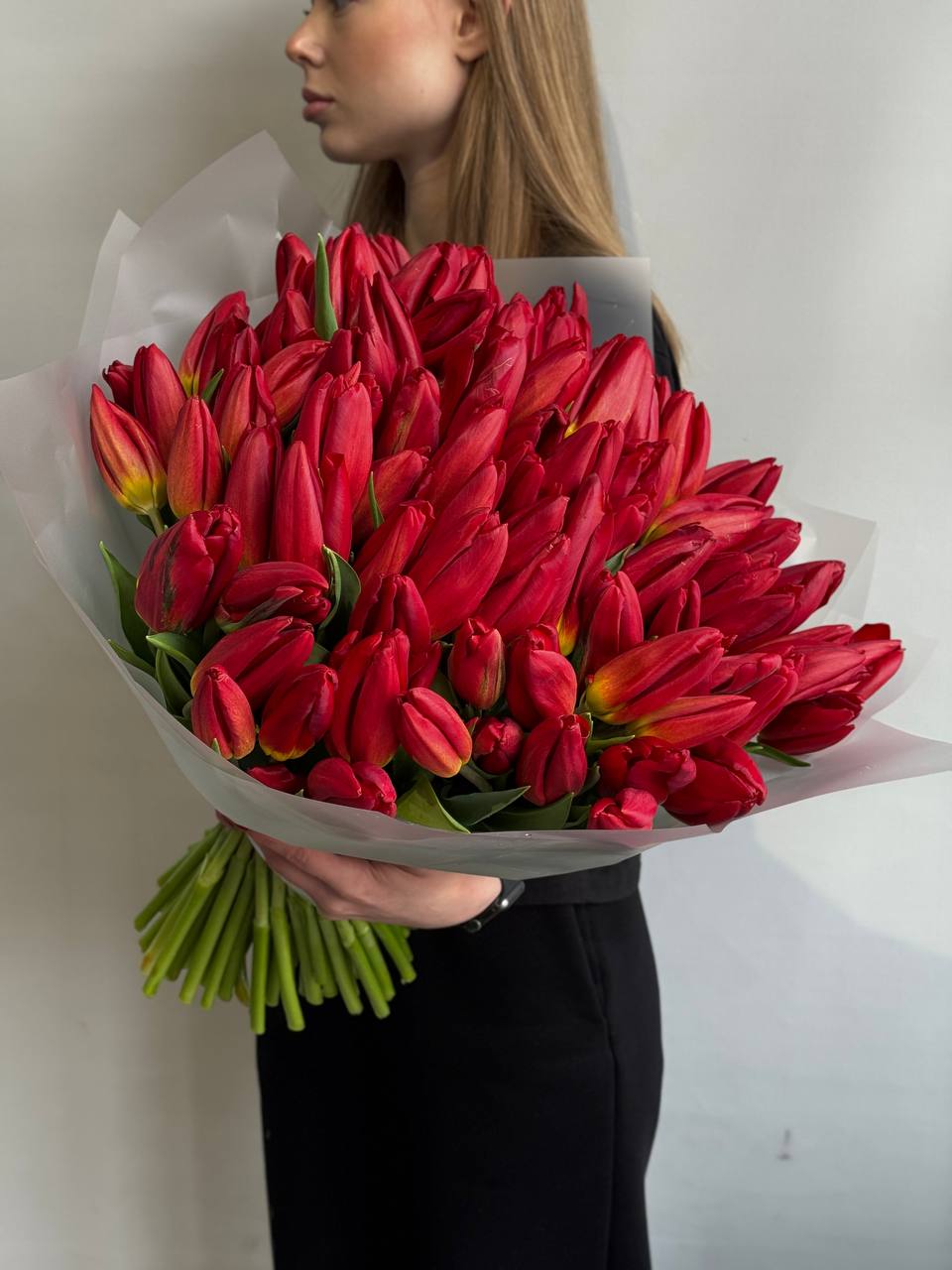 Букет из 101 красного тюльпана в оформлении
