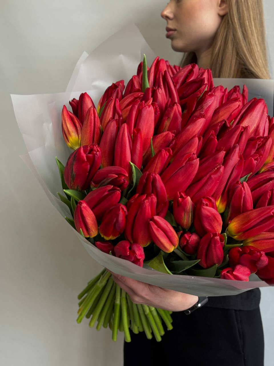 Букет из 101 красного тюльпана в оформлении