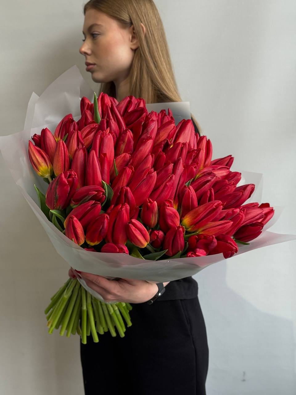 Букет из 101 красного тюльпана в оформлении