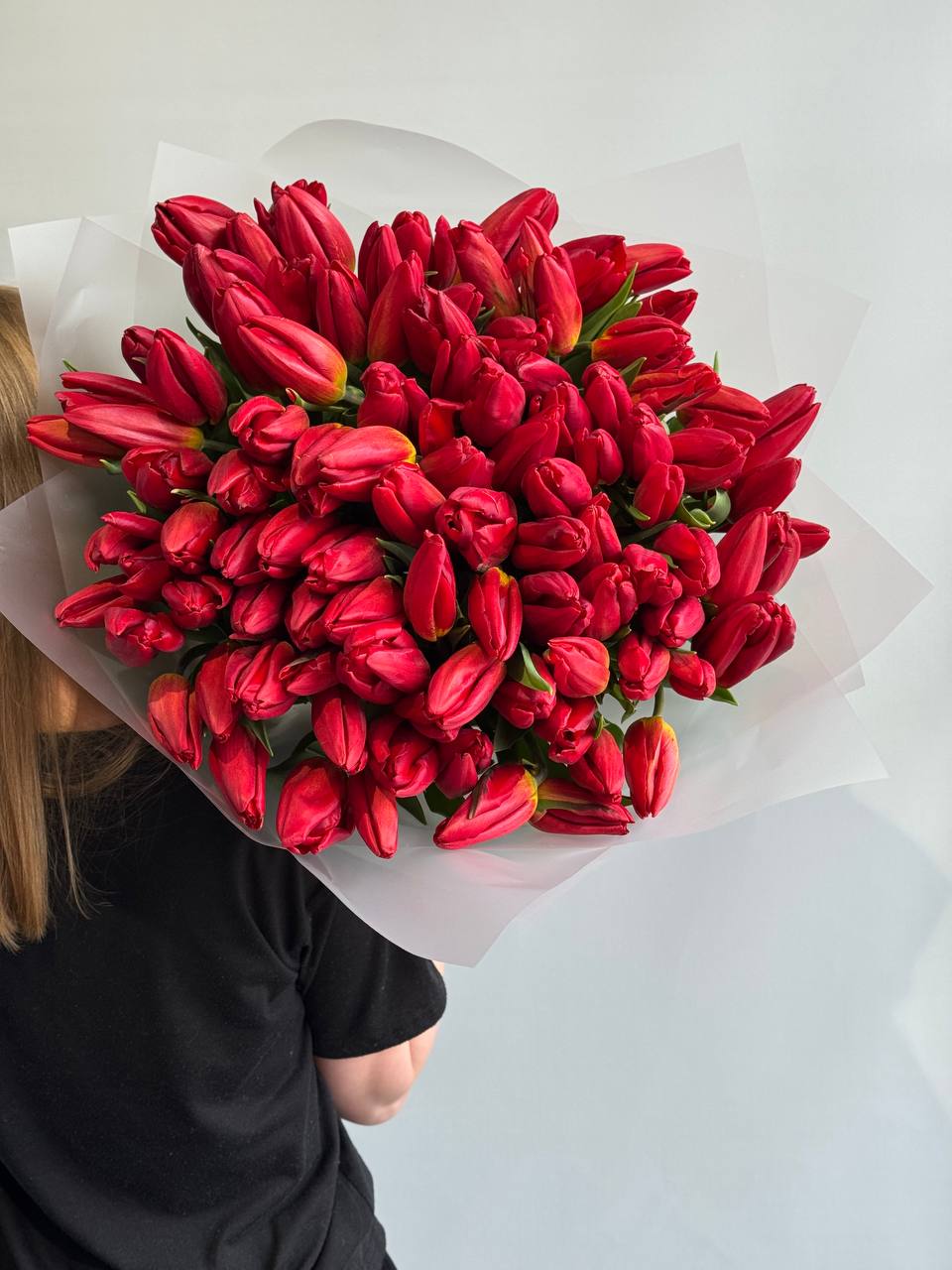 Букет из 101 красного тюльпана в оформлении