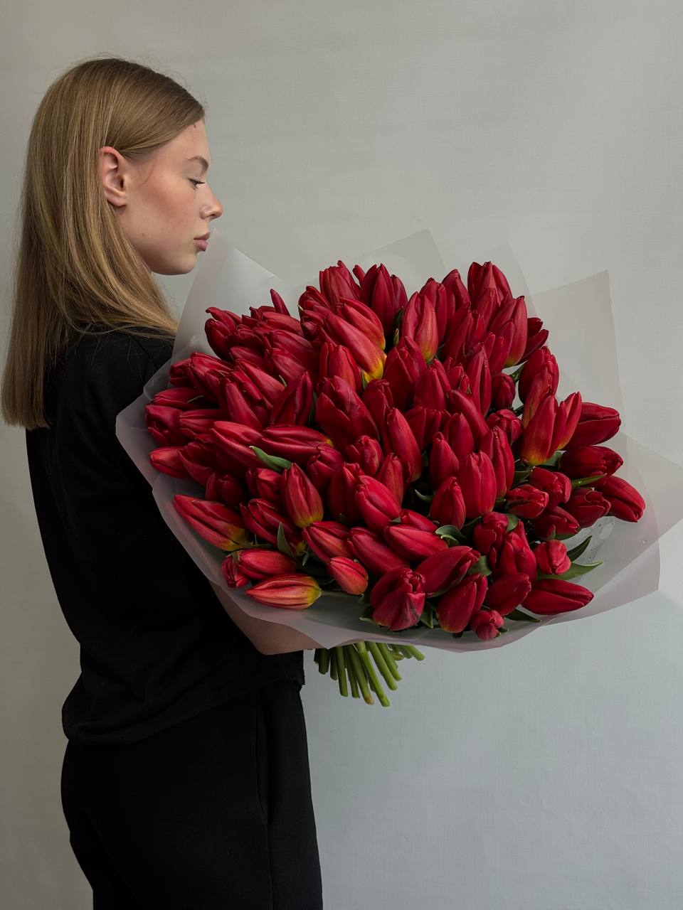 Букет из 101 красного тюльпана в оформлении — фото 6