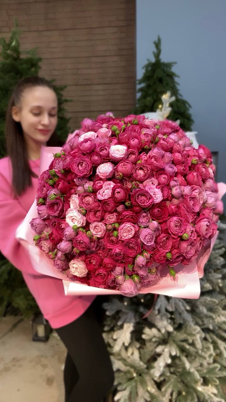 Букет из 101 кустовой пионовидной розы