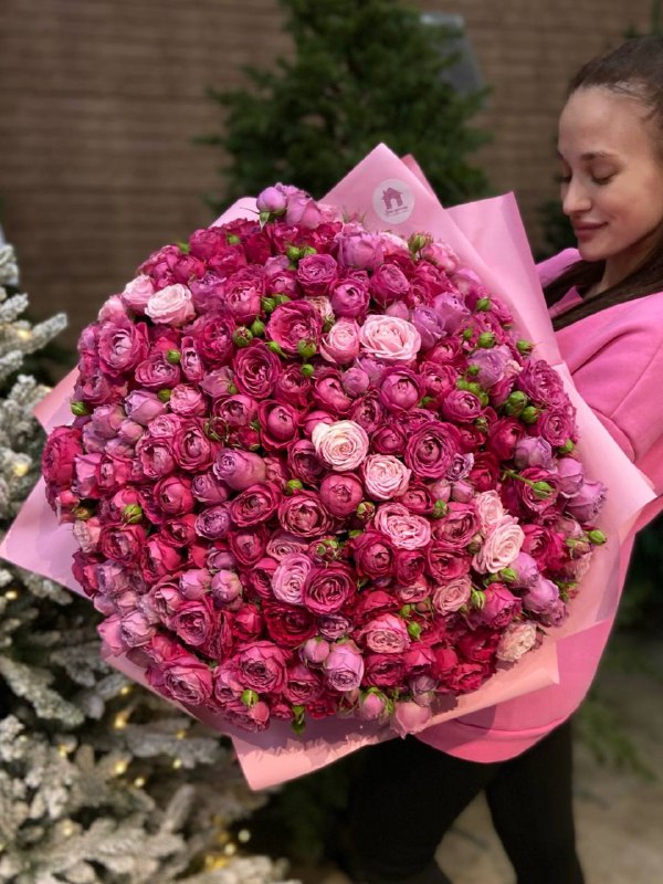 Букет из 101 кустовой пионовидной розы
