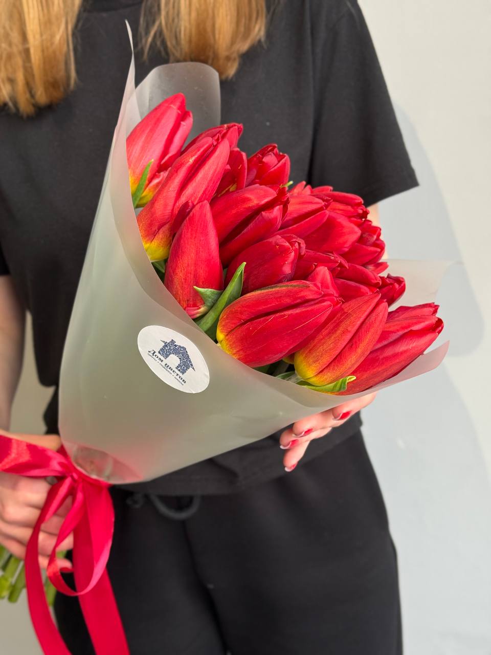 Букет из 15 красных тюльпанов в оформлении — фото 2