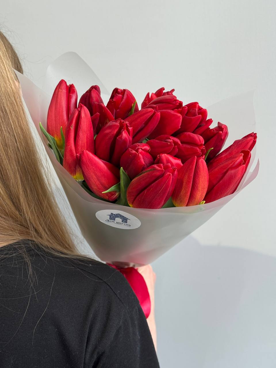 Букет из 15 красных тюльпанов в оформлении