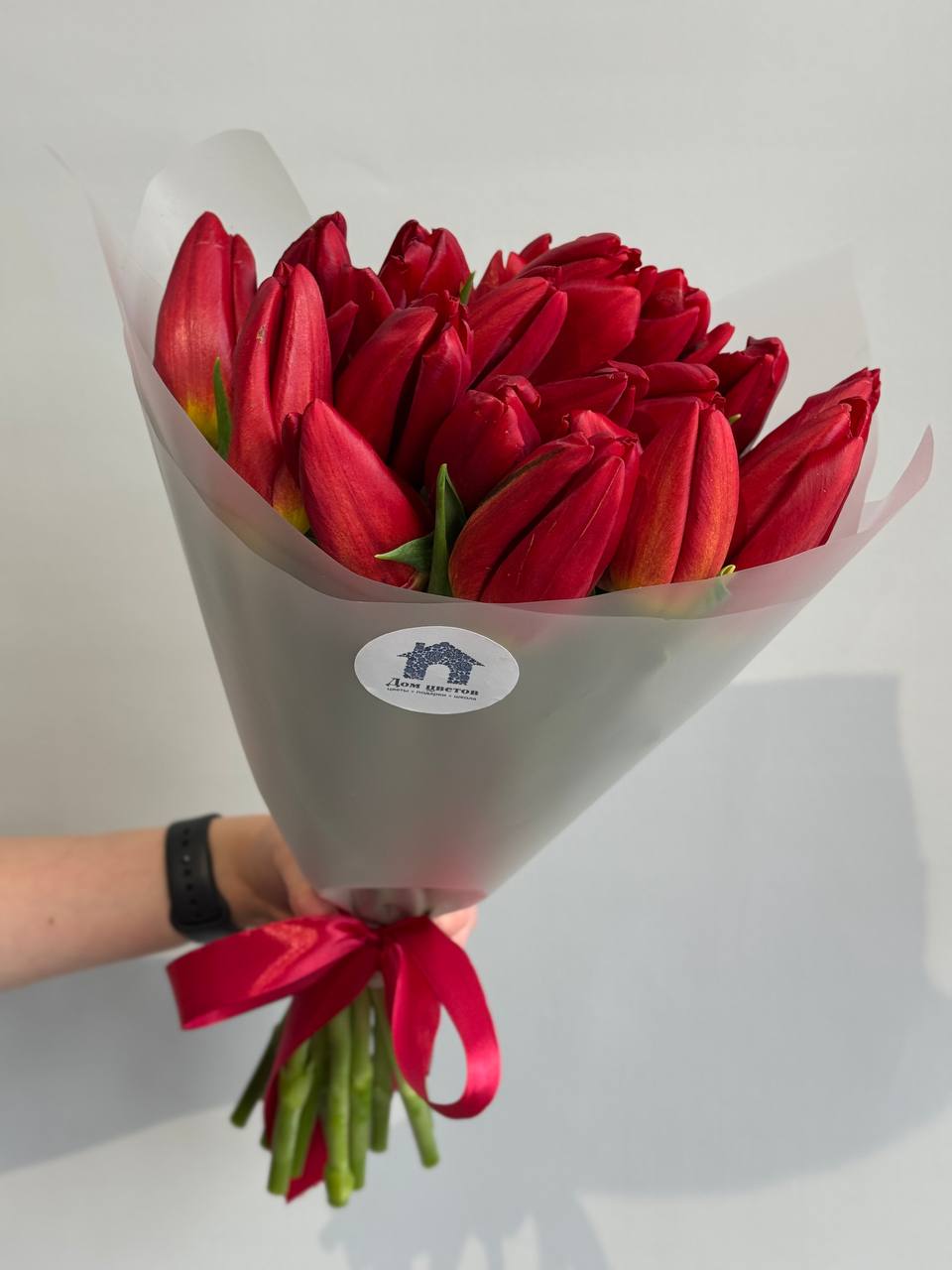 Букет из 15 красных тюльпанов в оформлении