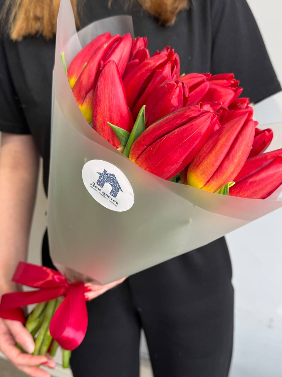 Букет из 15 красных тюльпанов в оформлении