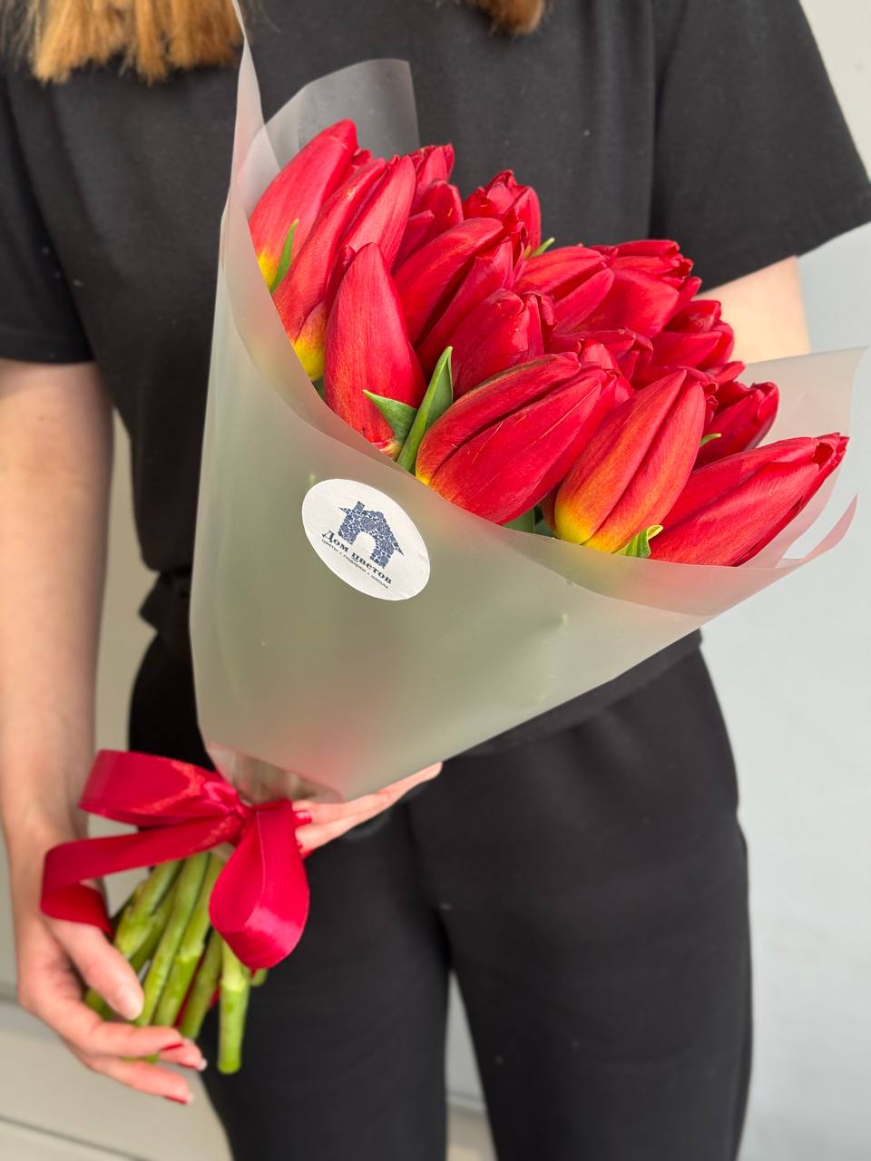 Букет из 15 красных тюльпанов в оформлении — фото 6