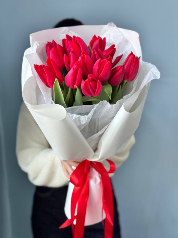 Букет из 15 красных тюльпанов в оформлении