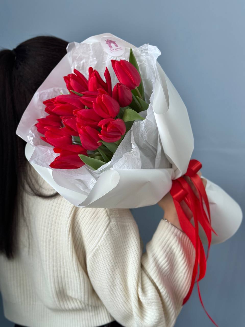 Букет из 15 красных тюльпанов в оформлении — фото 2