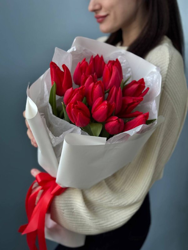 Букет из 15 красных тюльпанов в оформлении