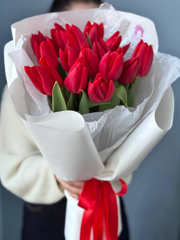 Букет из 15 красных тюльпанов в оформлении